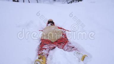 漂亮的年轻女人穿着滑稽的老虎套装，冬天躺在雪地里，下雪时吐雪。 慢慢慢慢